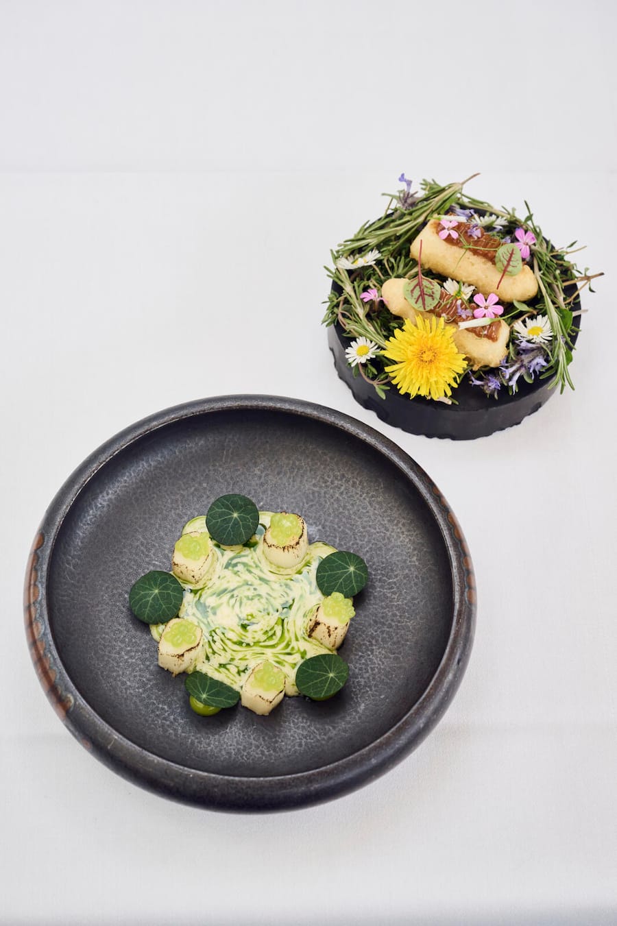 Weisser Spargel als Tempura & vom Holzkohlegrill Miso-Butter, Vanille Beurre Blanc