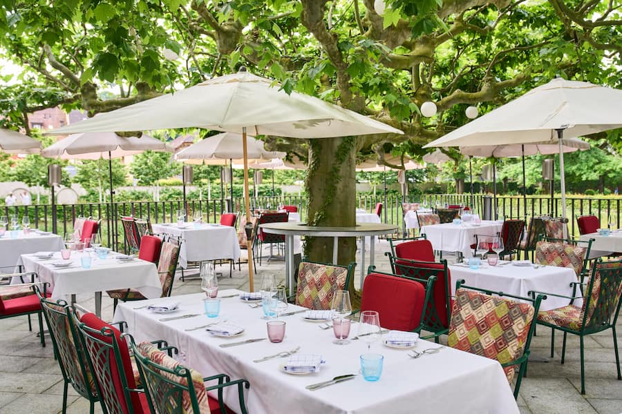 Garten. Schloss Bottmingen, bei den Küchenchefs Guy Wallyn (Gourmet Louis) & Xavier Lambert (Brasserie Du Château), Gastgeber Peter Kapral, Bottmingen BL, 05.06.2024, Foto Lucia Hunziker