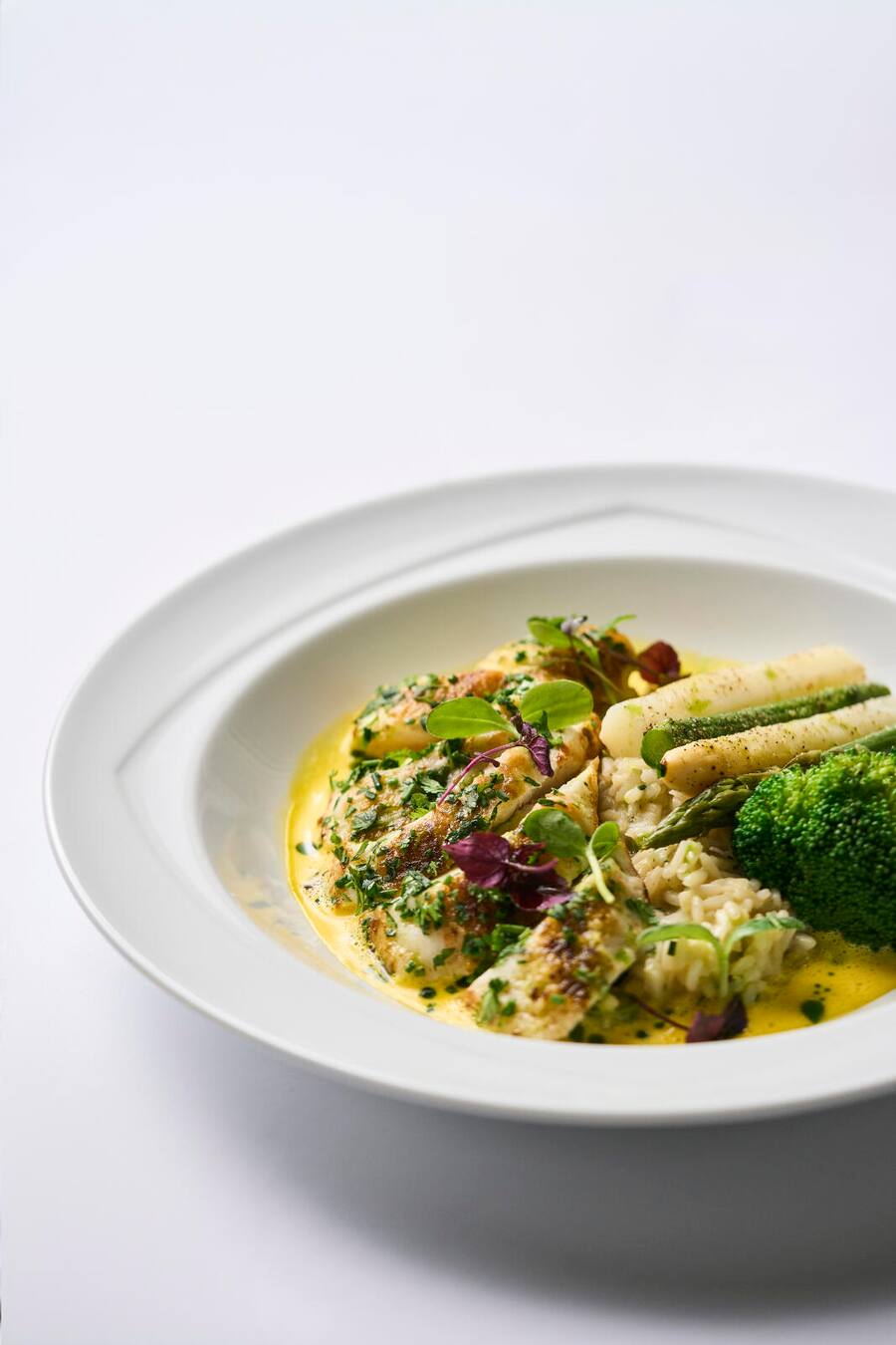 Seeteufel, Risotto und Safransauce (Brasserie). Schloss Bottmingen, bei den Küchenchefs Guy Wallyn (Gourmet Louis) & Xavier Lambert (Brasserie Du Château), Gastgeber Peter Kapral, Bottmingen BL, 05.06.2024, Foto Lucia Hunziker