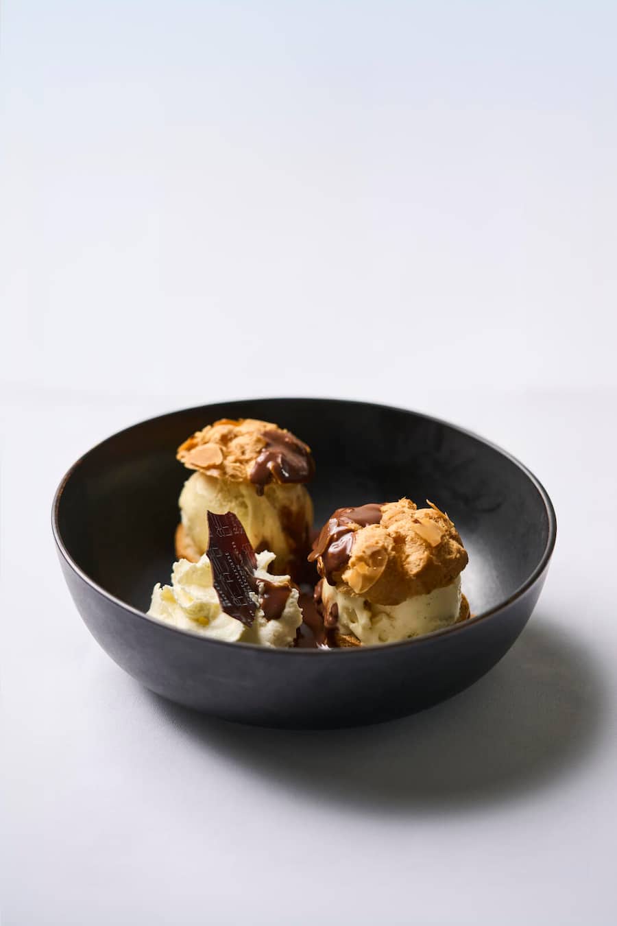 Profiteroles aux Chocolat sauce, vanille glace (Brasserie), Schloss Bottmingen, bei den Küchenchefs Guy Wallyn (Gourmet Louis) & Xavier Lambert (Brasserie Du Château), Gastgeber Peter Kapral, Bottmingen BL, 05.06.2024, Foto Lucia Hunziker