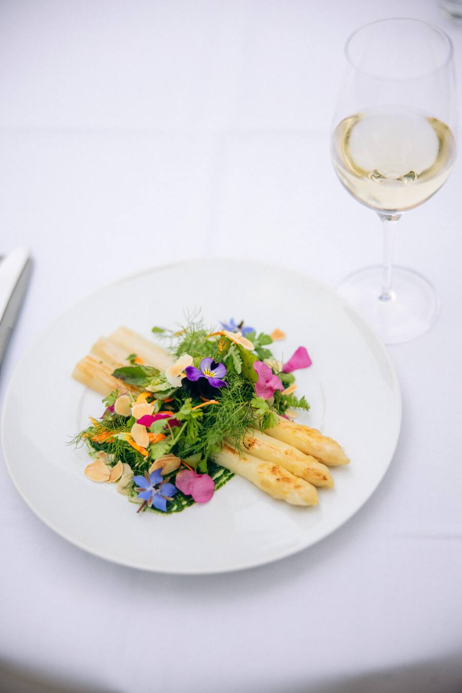 29.05.2024, Schloss Wartegg, Rorschacherberg SG, Weisse Spargeln, gegrillt Brennnesselcrème, Kräutersalat geröstete Mandeln (photo by Remy Steiner for Gault Millau)