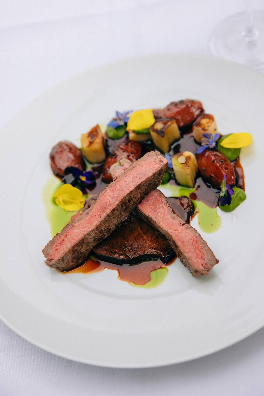 29.05.2024, Schloss Wartegg, Rorschacherberg SG, Zweierlei vom Weiderind (Schmorbraten und Entrecôte) Bäckerinkartoffeln, grillierter Lauch, Lauchcreme und -öl (photo by Remy Steiner for Gault Millau)