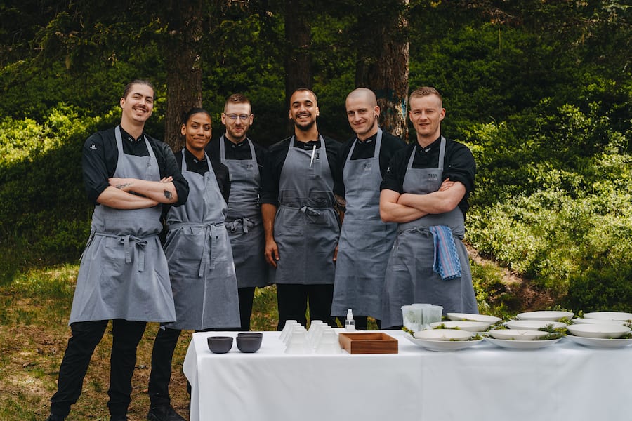 Marcel Koolen, Chefkoch; Bridline Marie Rouvinez, Entremetier; Simon Schneider, Patissier; Tiago Fontinha, Gardemanger; Christian Klaassen, Sous Chef; Germ Hibma, Gardemanger - beyond the clouds - Marcel Koolen (Chefkoch Silver) kocht in der Natur auf dem Feuer - Silver, 7132 Vals - Juni 2024 - Copyright Olivia Pulver