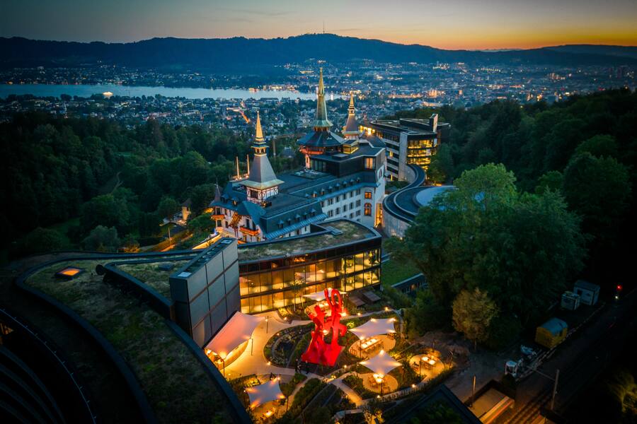 Aussenansicht im Sommer, Dämmerung, Hotel des Jahres 2024, The Dolder Grand, Drohne, August 2023
