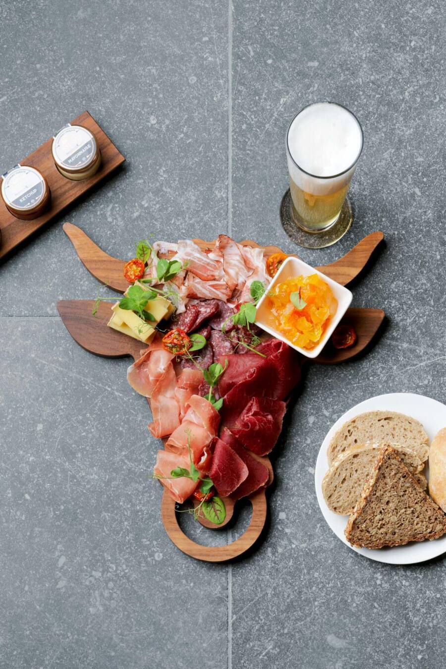 Traditionell: Andermatter Plättli mit Yak-Salsiz und Urner Käse.