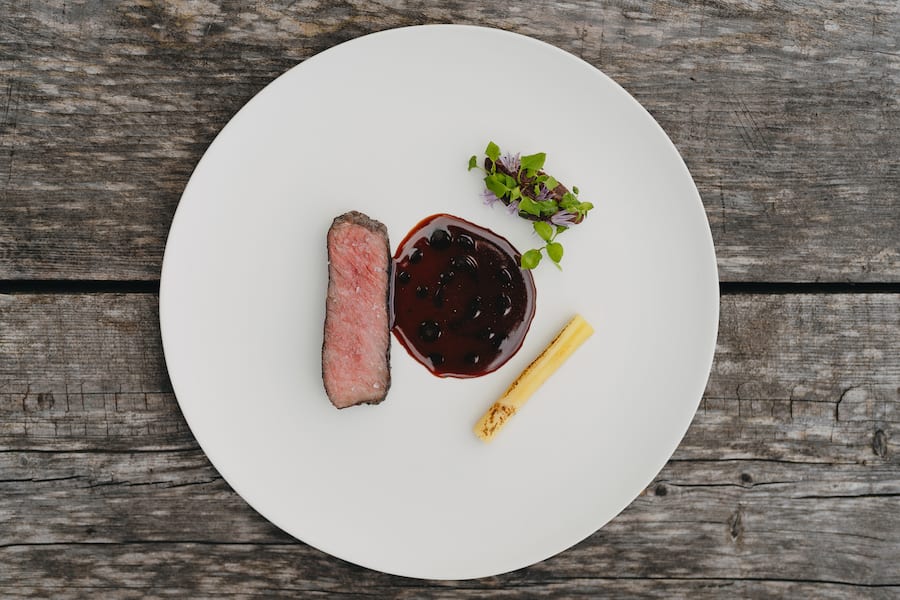 Swiss Wagyu Tomahawk mit Mole - beyond the clouds - Marcel Koolen (Chefkoch Silver) kocht in der Natur auf dem Feuer - Silver, 7132 Vals - Juni 2024 - Copyright Olivia Pulver
