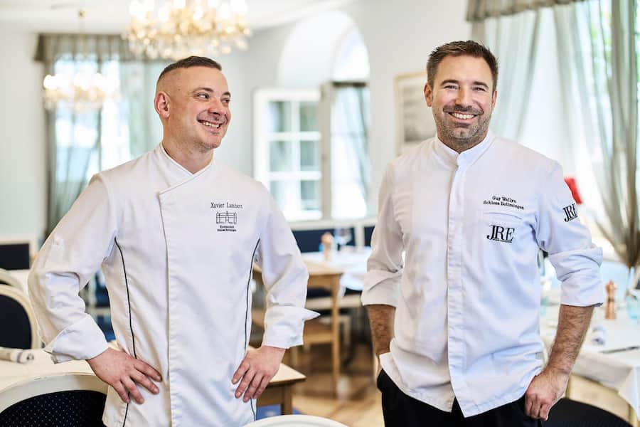 Xavier Lambert und Guy Wallyn (r.). Schloss Bottmingen, bei den Küchenchefs Guy Wallyn (Gourmet Louis) & Xavier Lambert (Brasserie Du Château), Gastgeber Peter Kapral, Bottmingen BL, 05.06.2024, Foto Lucia Hunziker