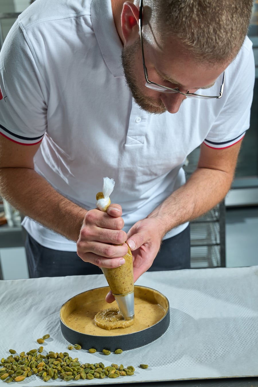 Crissier, le 18 juillet 2024,dans les laboratoires de BreadStore, Thomas Marie ( MOF ), et Ludovic Driot nous présente leur tartre aux abricots , la première de Thomas sur beurre et amandes, et la deuxième de Ludovic fond de crème de pistache et son curable maison © sedrik Nemeth