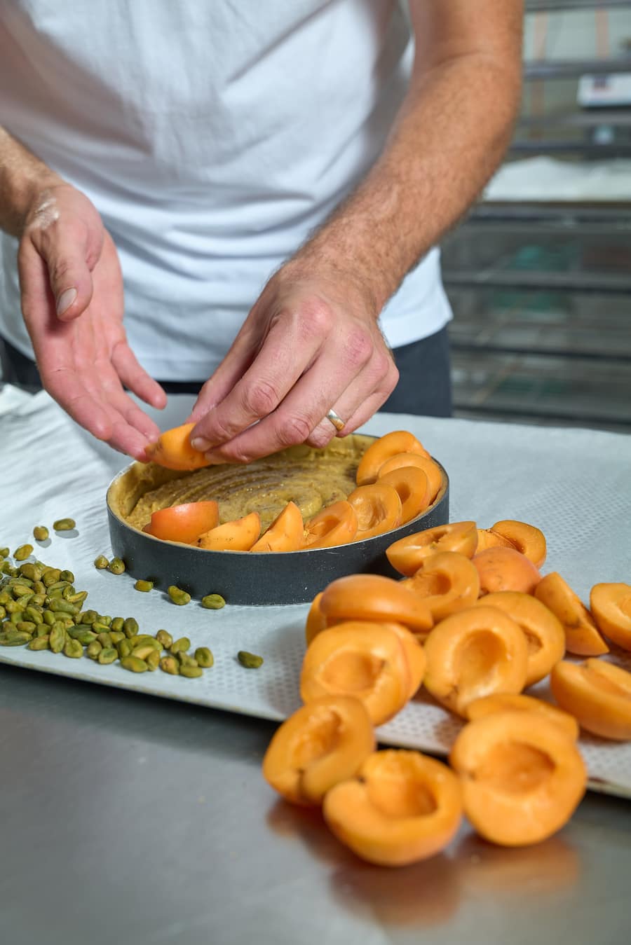 Crissier, le 18 juillet 2024,dans les laboratoires de BreadStore, Thomas Marie ( MOF ), et Ludovic Driot nous présente leur tartre aux abricots , la première de Thomas sur beurre et amandes, et la deuxième de Ludovic fond de crème de pistache et son curable maison © sedrik Nemeth