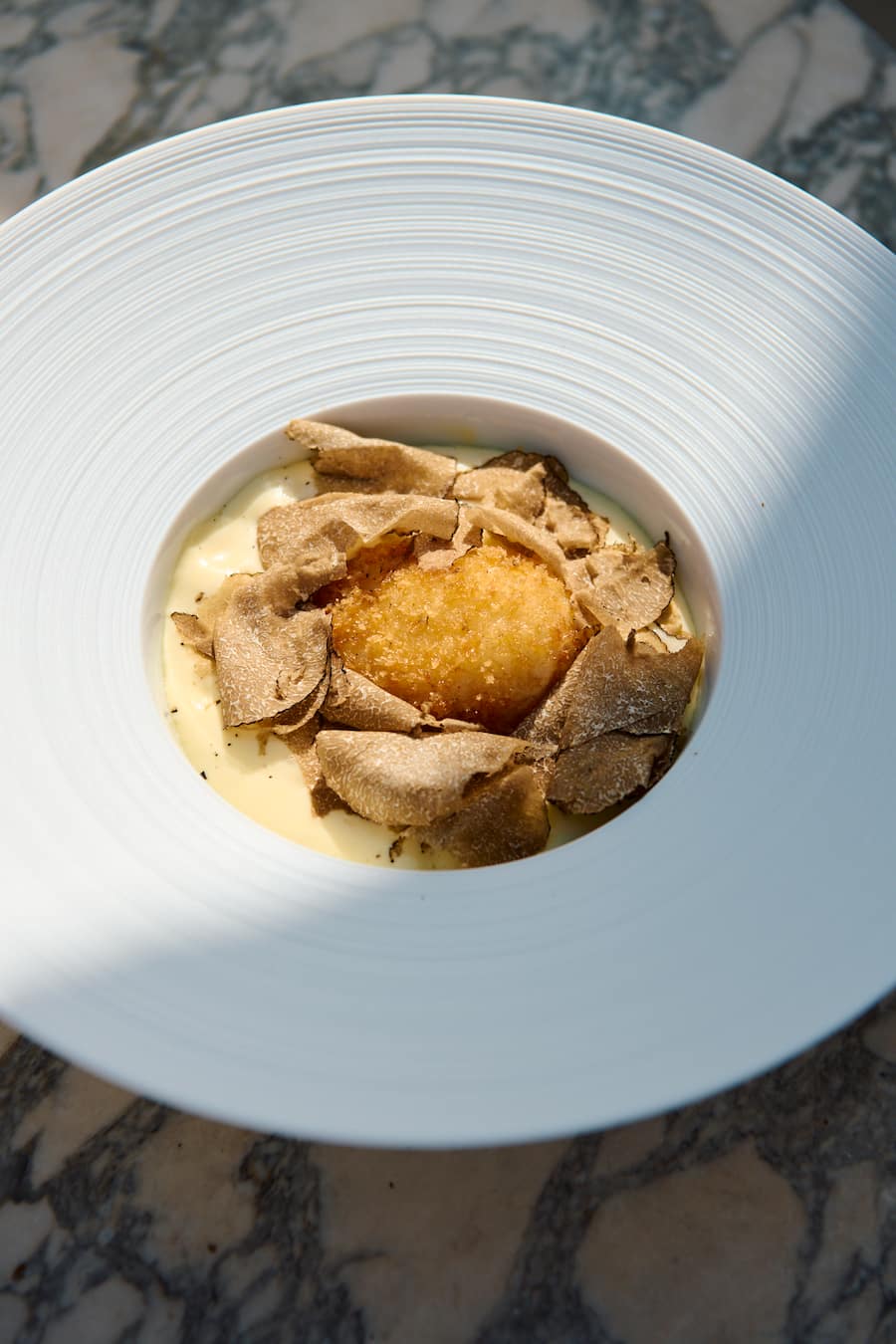 Gebackenes Ei mit Kartoffel-Espuma und Sommertrüffel