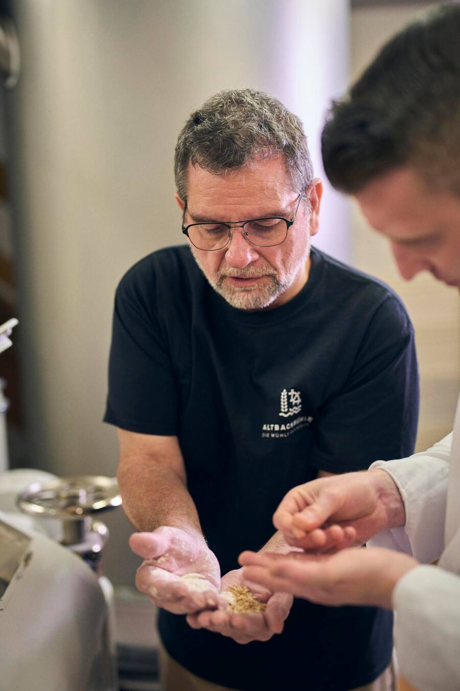 Adolf Tschudi (l.) und Pascal Melliger, Reportage in der Altbachmühle in Wittnau AG, betrieben von Erika, Adolf und Lukas (Sohn) Tschudi, wo Koch Pascal Melliger sein Mehl bezieht, 04.07.2024, Foto Lucia Hunziker