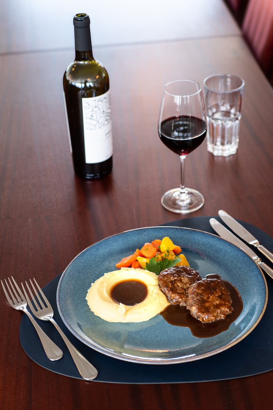 Nidwaldner Hacktätschli an Urbräu-Jus mit zweierlei Rüebli