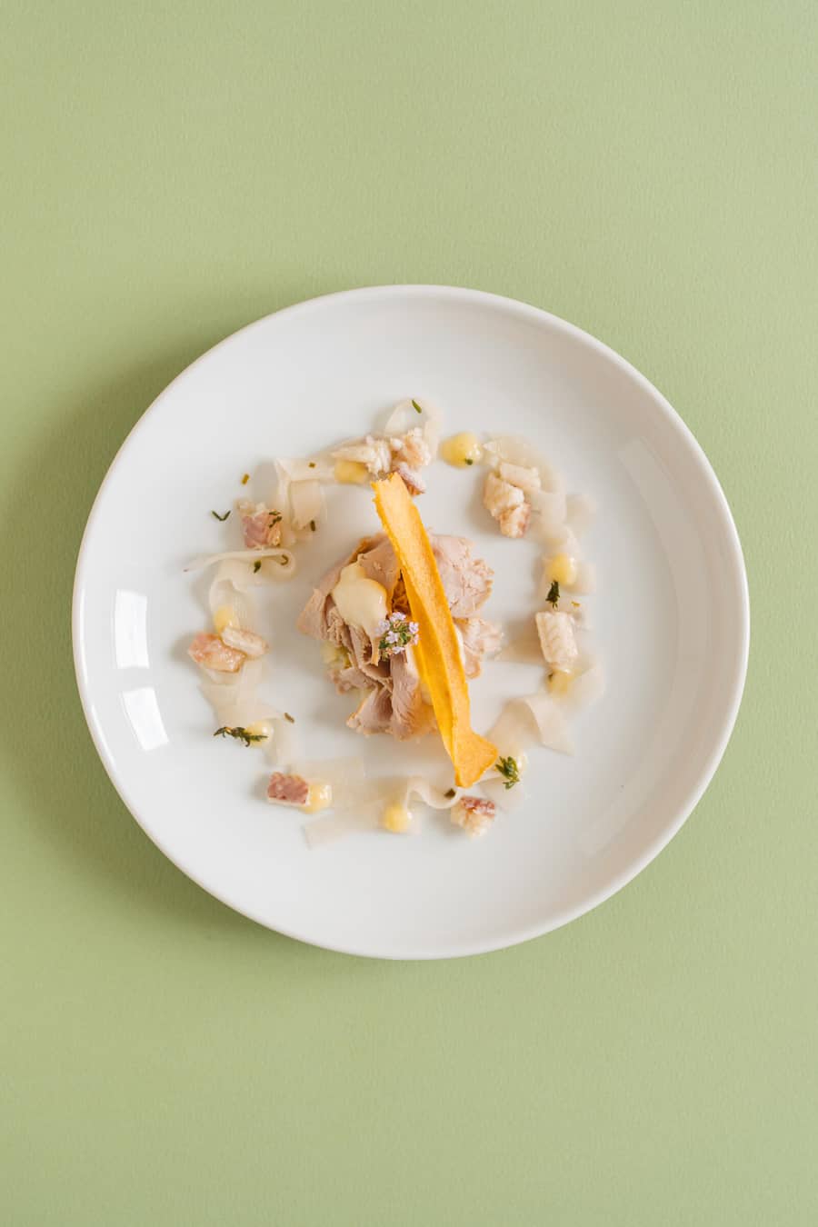 Rosa gebratene, kalt aufgeschnittene Ostschweizer Kalbshuft mit Italienischem Aal und Kohlraben - Böni arbeitet bei Bernadette Lisibach auf der Terrasse - Neue Blumenau Lömmenschwil - Juni 2024 - Copyright Olivia Pulver