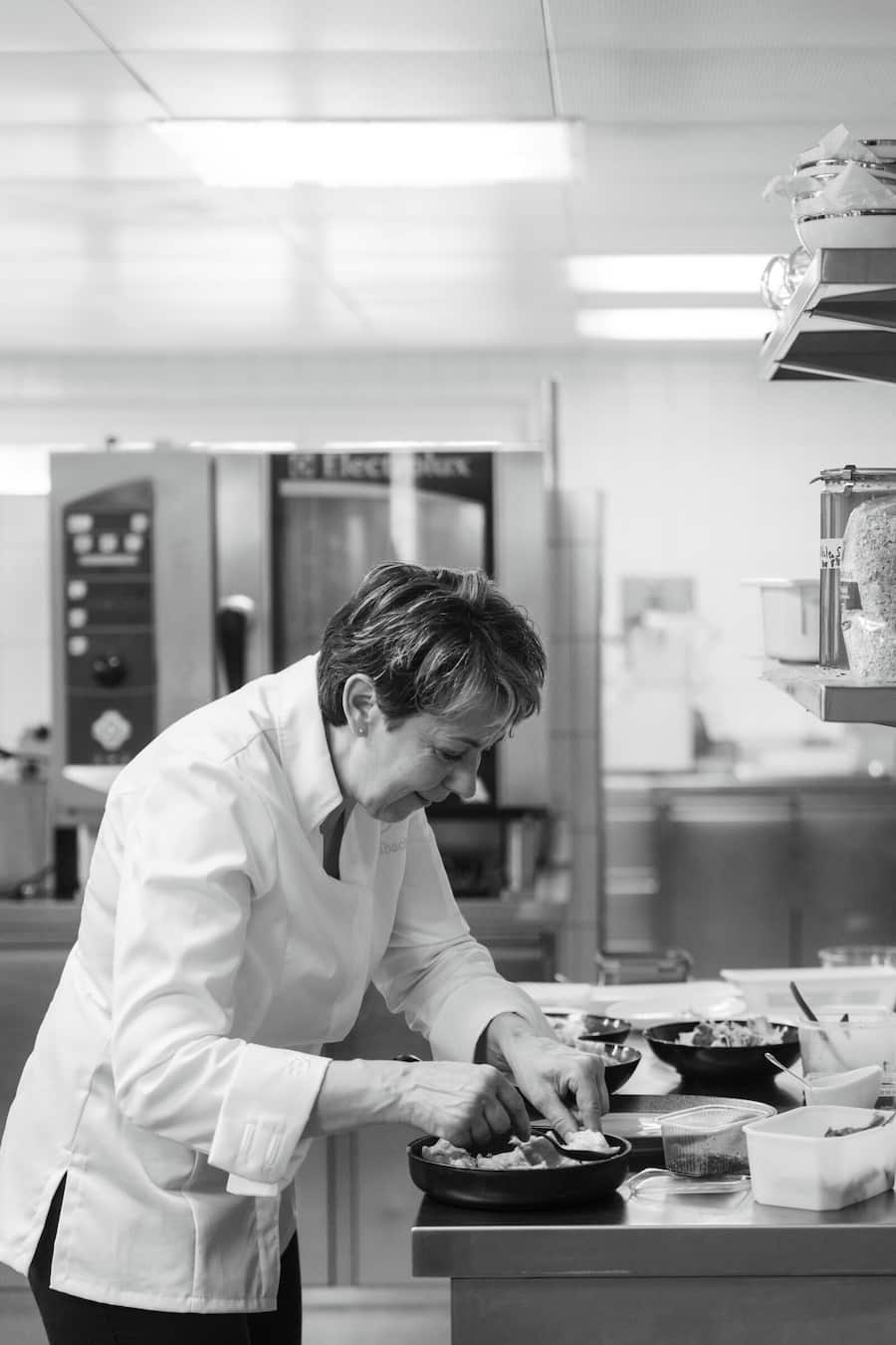 Böni arbeitet bei Bernadette Lisibach auf der Terrasse - Neue Blumenau Lömmenschwil - Juni 2024 - Copyright Olivia Pulver