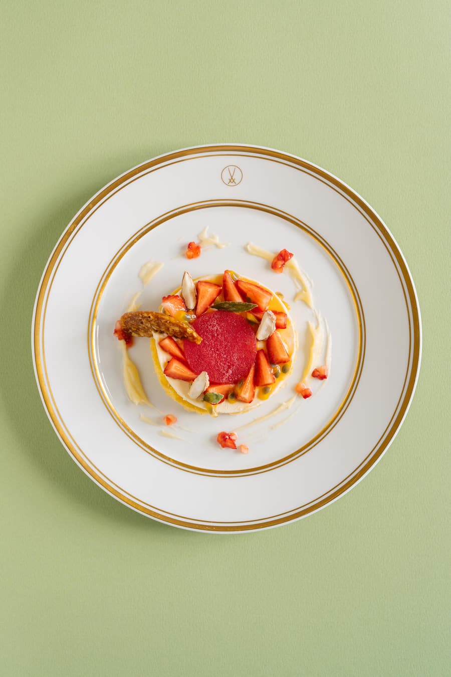 Erdbeeren mit Mandeln und Zitronenverveine aus dem eigenen Garten, Rahmgefrorenes mit weisser Schokolade - Böni arbeitet bei Bernadette Lisibach auf der Terrasse - Neue Blumenau Lömmenschwil - Juni 2024 - Copyright Olivia Pulver