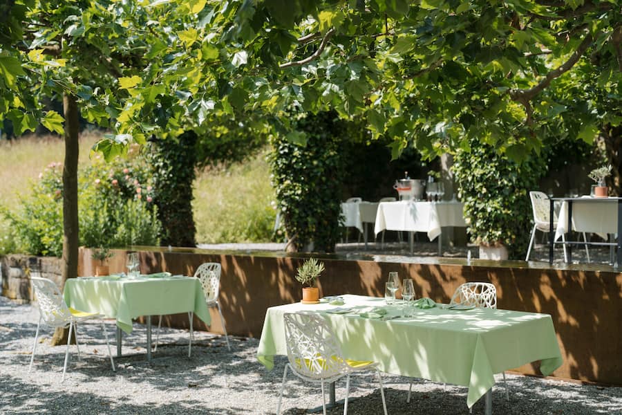 Böni arbeitet bei Bernadette Lisibach auf der Terrasse - Neue Blumenau Lömmenschwil - Juni 2024 - Copyright Olivia Pulver