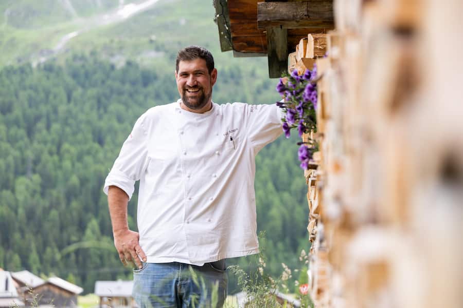 Fadri Arpagaus mit seinen Rindern auf der Alp