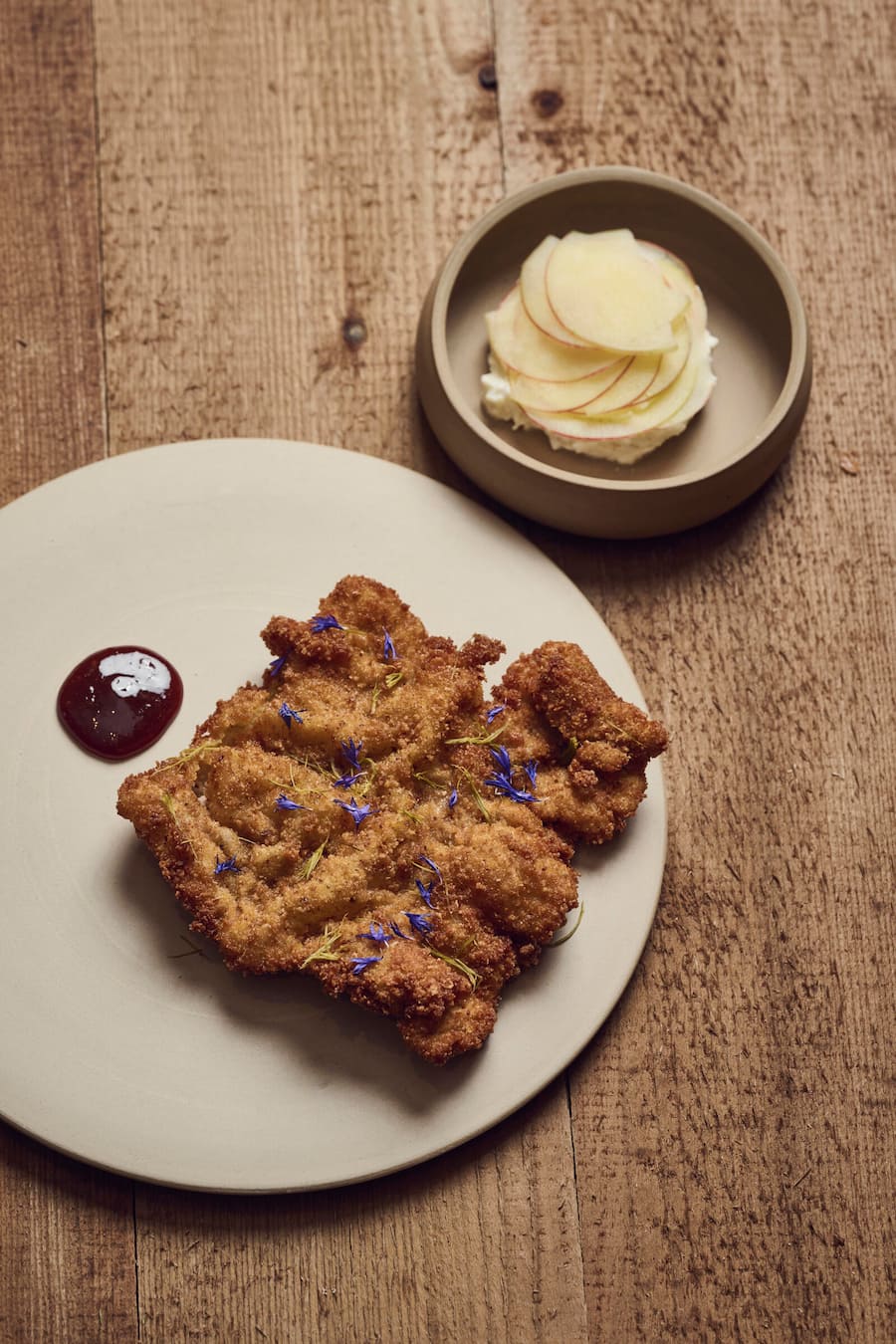 Gericht: Wildschweinschnitzel, Apfelmelasse, Meeretich-Apfel-Salat