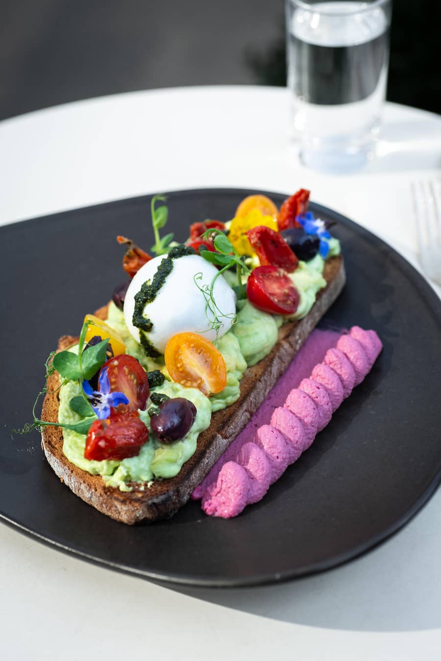 Avocado Toast Burrata, Tomaten, Randenhummus, Oliven und Kartoffelbrot