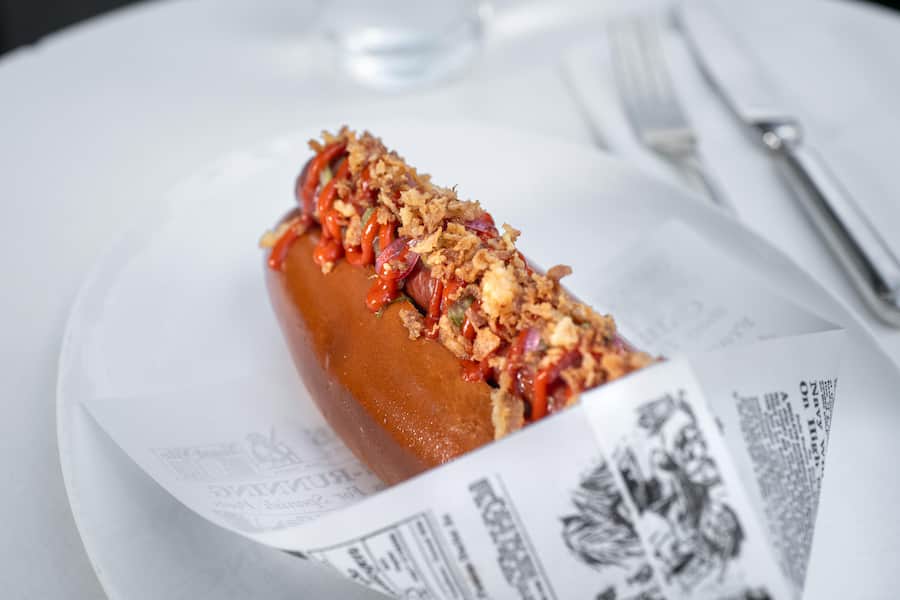 Sprüngli Hot Dog Rindswurst, Brioche, Coleslaw, Apfel-Sellerie, Röstzwiebeln und Smoking Gun Sauce
