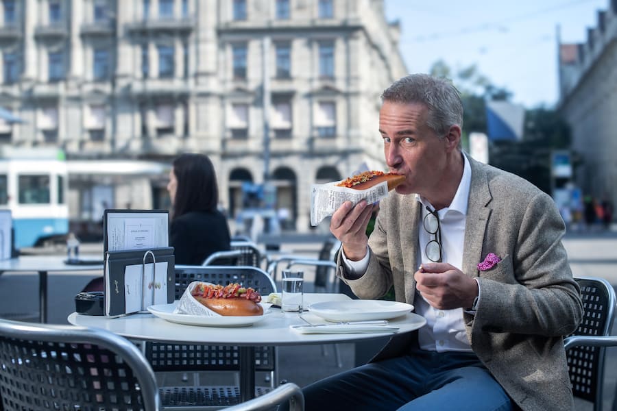 Daniel Böniger Sprüngli Hot Dog Rindswurst, Brioche, Coleslaw, Apfel-Sellerie, Röstzwiebeln und Smoking Gun Sauce Sprüngli Rüebli Dog Sous-vide Rüebli, Brioche, Coleslaw, Apfel-Sellerie, Röstzwiebeln und Smoking Gun Sauce