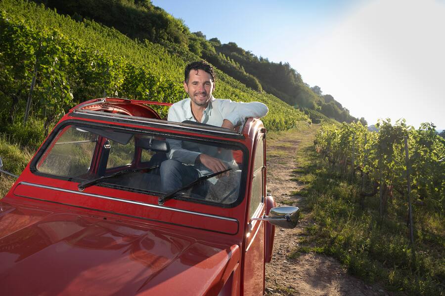Christian Vessaz Sommerfahrt mit Citroen 2CV im Weinberg