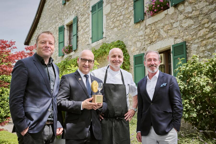 Ehrung auf Châteauvieux: v.l. Dominique Niederhauser (Nespresso), Preisträger Esteban Valle Truijllo, Philippe Chevrier, Knut Schwander (GaultMillau)