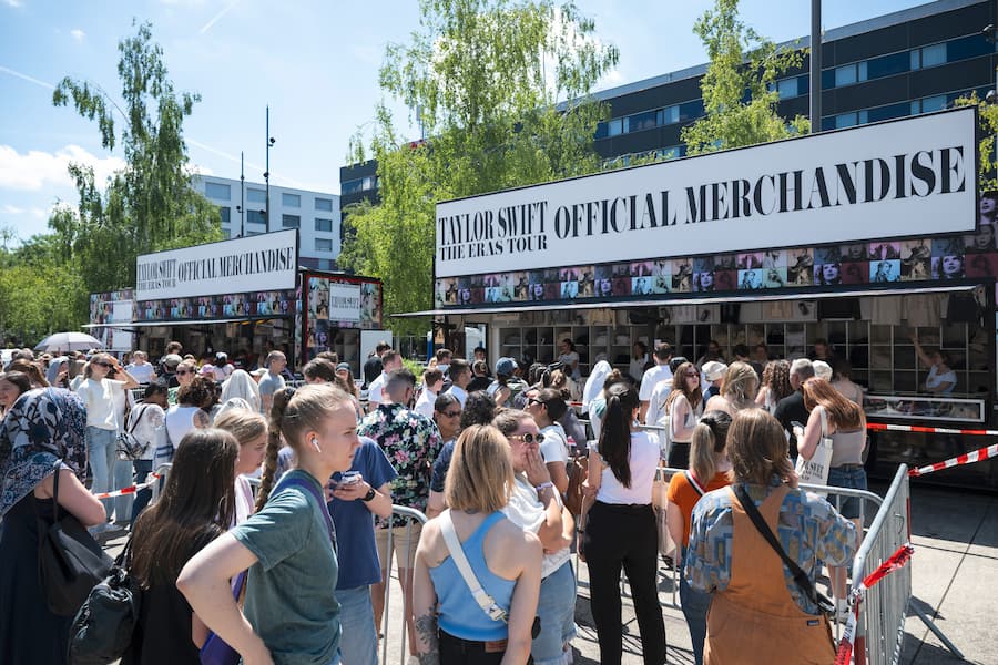 Taylor Swift Fans aktuell vor dem Letzi mit Merchandising.