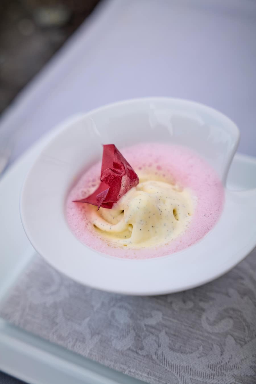 Gland, le 17 juillet 2024, Franck Giovannini au Golf du Domaine Impérial, nous présente un parcours gourmand avec lâASGI de 9 plats avec son team de lâhôtel de ville de Crissier Cocktail givré Vanille - Framboise © sedrik Nemeth