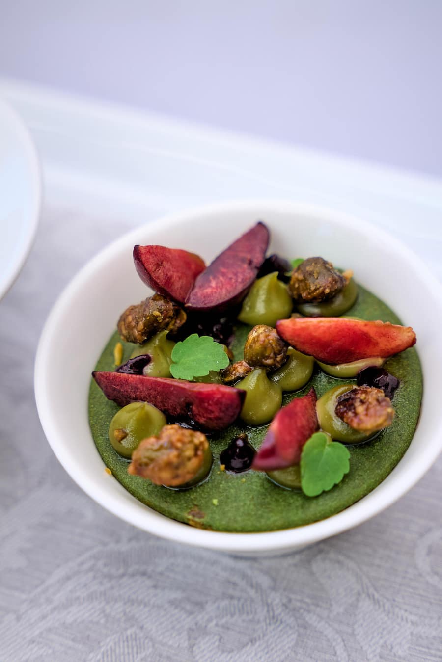 Gland, le 17 juillet 2024, Franck Giovannini au Golf du Domaine Impérial, nous présente un parcours gourmand avec lâASGI de 9 plats avec son team de lâhôtel de ville de Crissier , coque craquante cerise - pistache © sedrik Nemeth