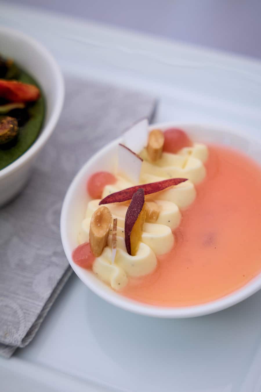 Gland, le 17 juillet 2024, Franck Giovannini au Golf du Domaine Impérial, nous présente un parcours gourmand avec lâASGI de 9 plats avec son team de lâhôtel de ville de Crissier Catalane pêche-coco © sedrik Nemeth