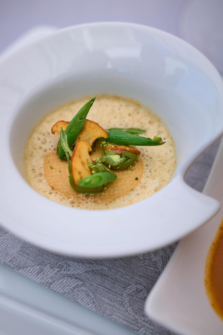 Gland, le 17 juillet 2024, Franck Giovannini au Golf du Domaine Impérial, nous présente un parcours gourmand avec lâASGI de 9 plats avec son team de lâhôtel de ville de Crissier Royale de chanterelles et haricots de Vinzel © sedrik Nemeth