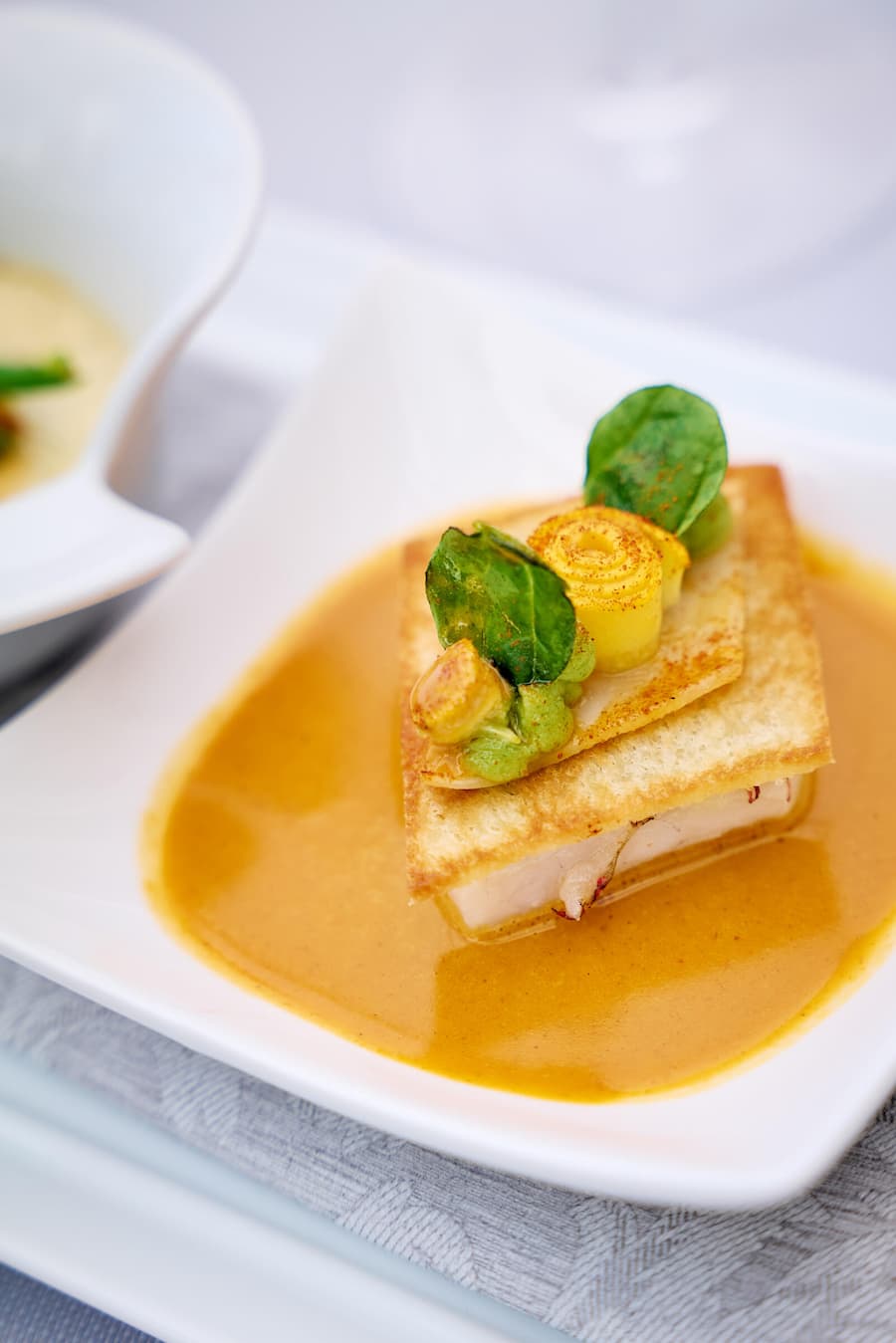 Gland, le 17 juillet 2024, Franck Giovannini au Golf du Domaine Impérial, nous présente un parcours gourmand avec lâASGI de 9 plats avec son team de lâhôtel de ville de Crissier Rouget poêlé au paprika fumé © sedrik Nemeth