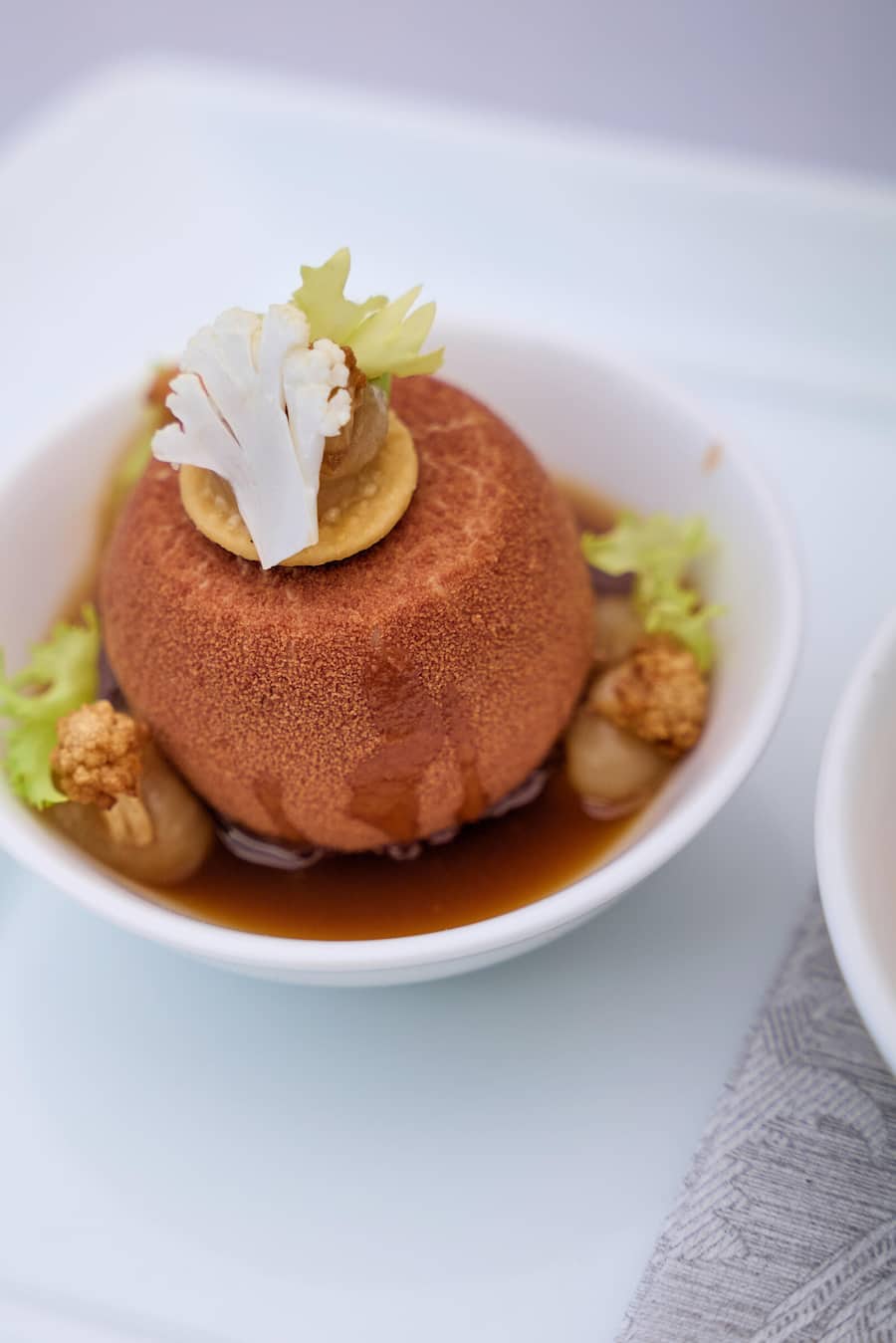 Gland, le 17 juillet 2024, Franck Giovannini au Golf du Domaine Impérial, nous présente un parcours gourmand avec lâASGI de 9 plats avec son team de lâhôtel de ville de Crissier , Sphère de foie Gras au Balsamique © sedrik Nemeth