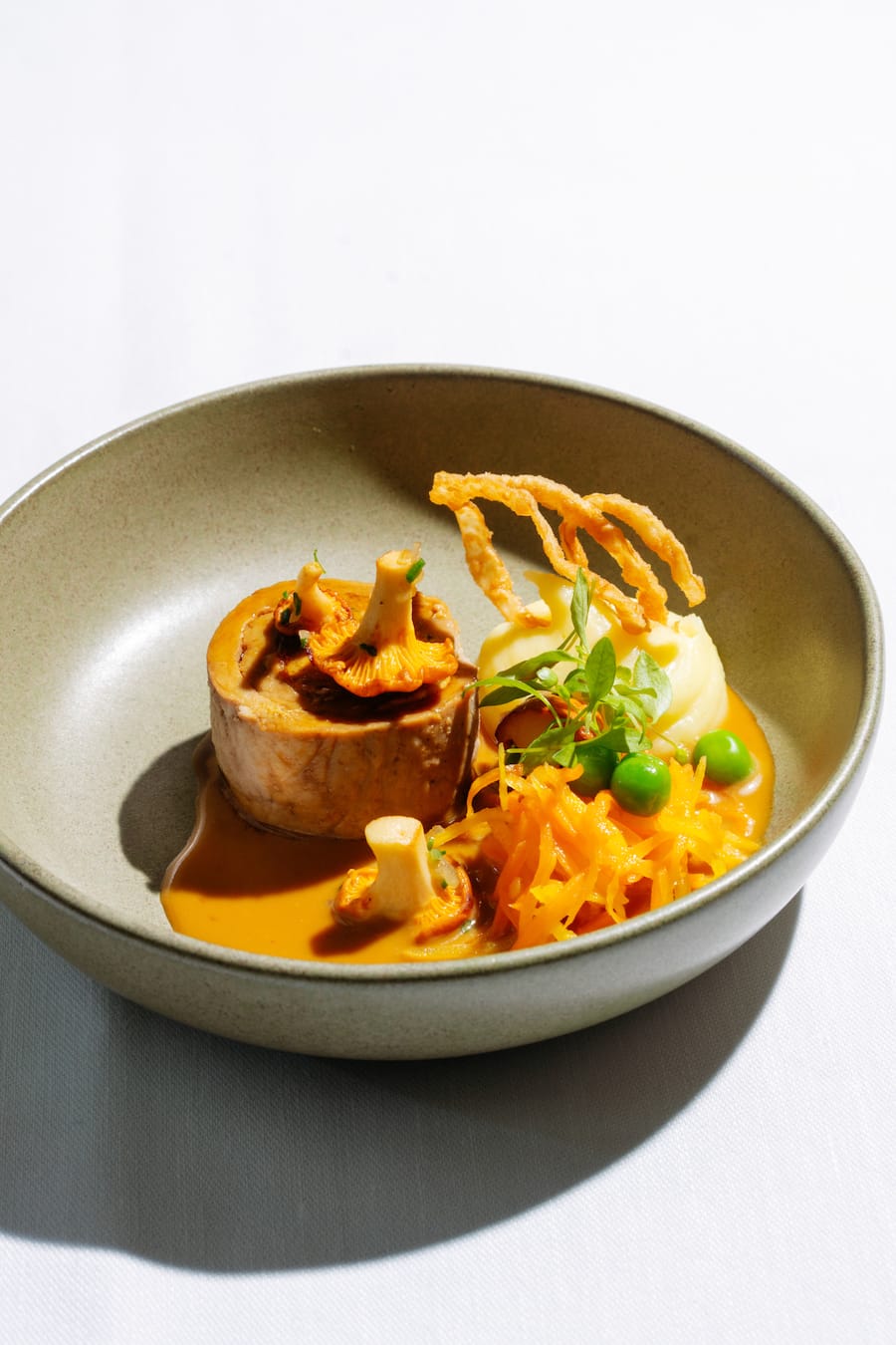 GaultMillau Hotel des Jahres 2024 Dolder Grand: Fleischvogel mit Eierschwämmli und Karotten-Erbsensalat von Julian Mai (Restaurant Saltz)