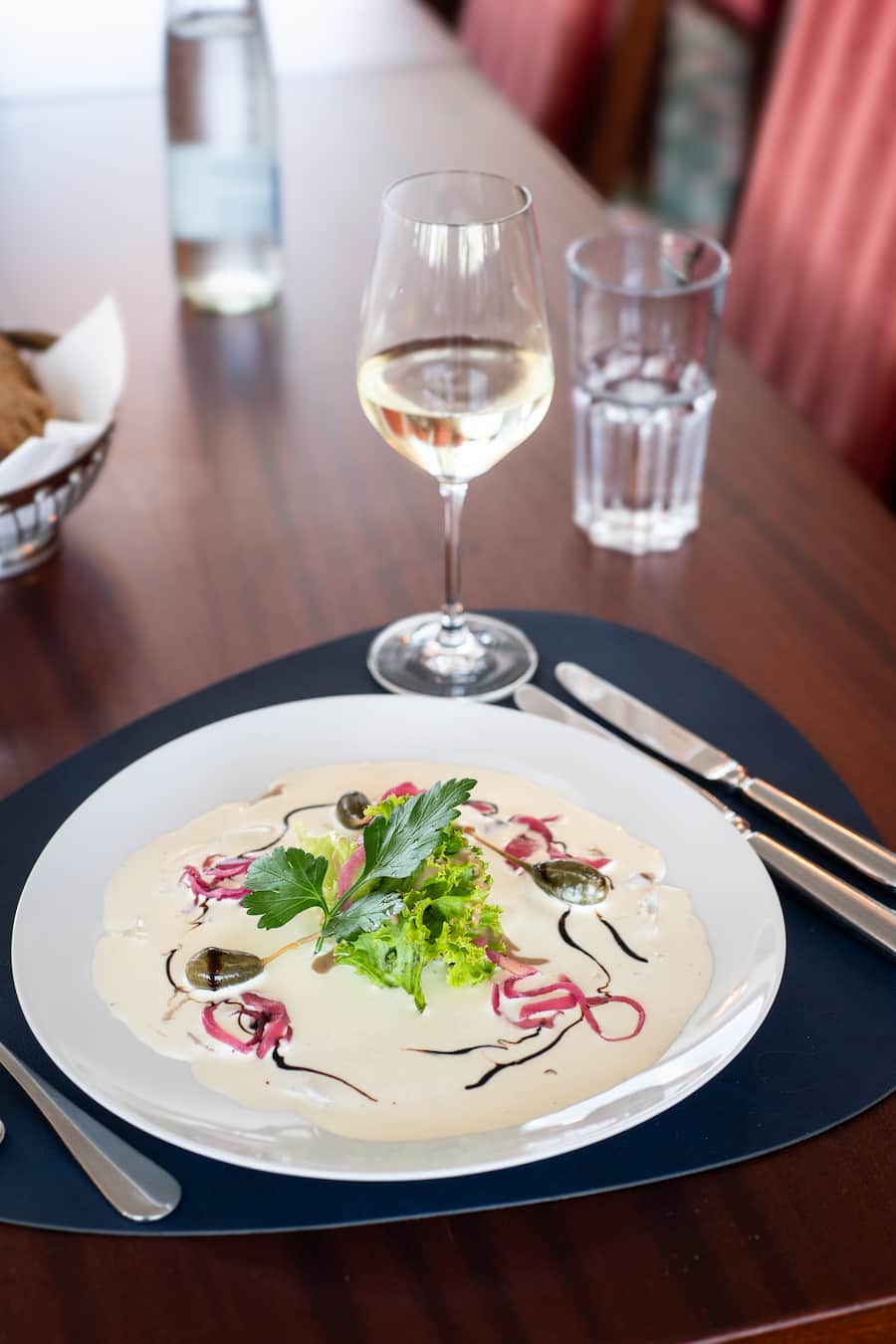 "Vitello Forello"Gegartes Kalbscarpaccio mit Schweizer Rauchforellen-Sauce, Kapern und eingelegten Zwiebeln