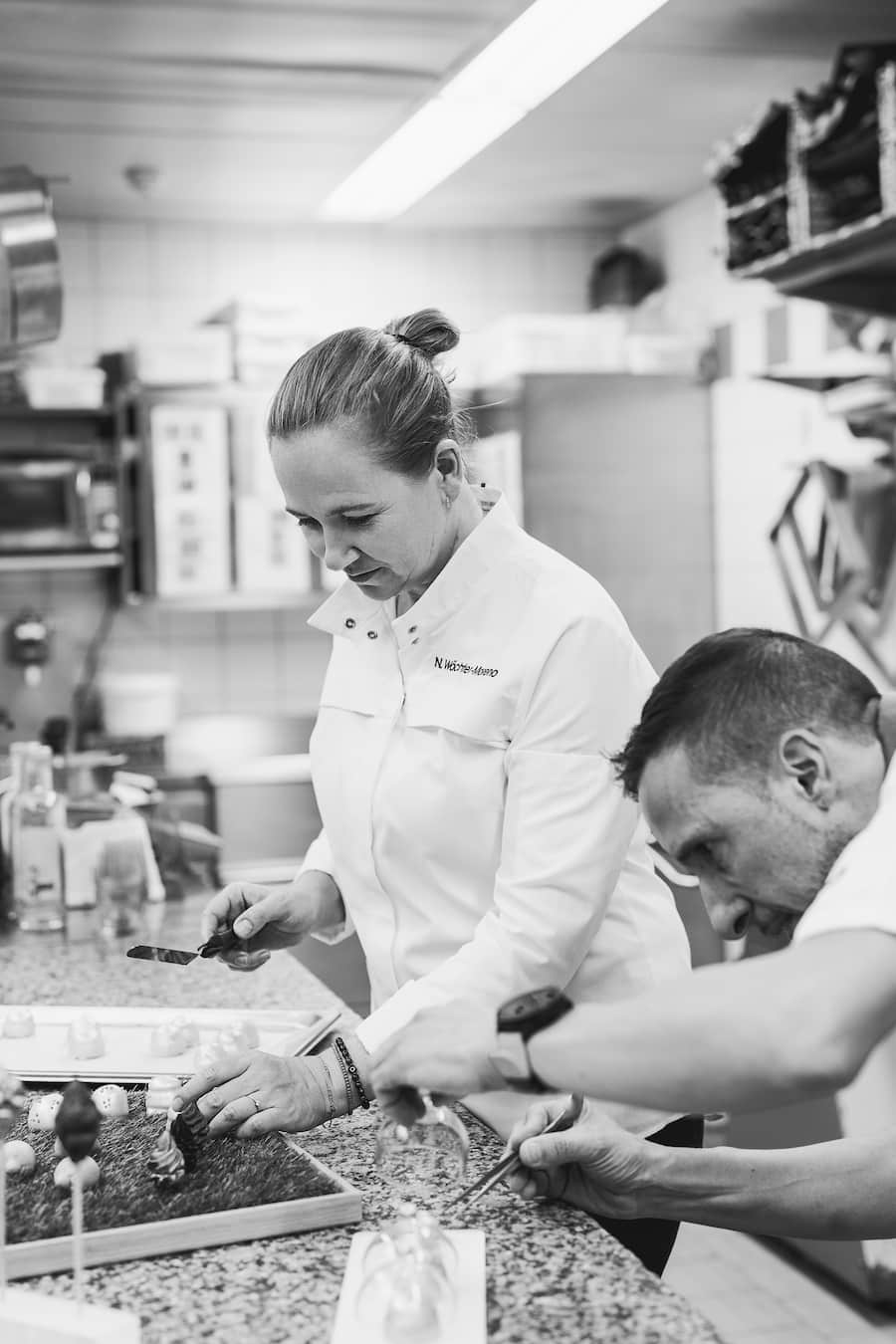Nadine Wächter Moreno, Executive Chef bespricht die Desserts mit Michel Erpen, Executive Patissier - Grand Resort Bad Ragaz - Mai 2024 - Copyright Olivia Pulver