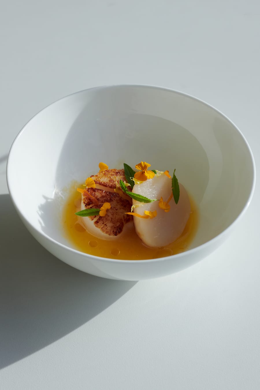 Jakobsmuschel, Tomate, Pflaume, Aji Amarillo, Kaffee