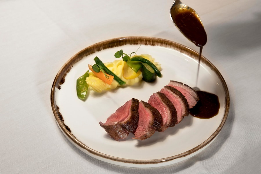 Heller checkt ein Kronenhof Pontresina Canard à la presse