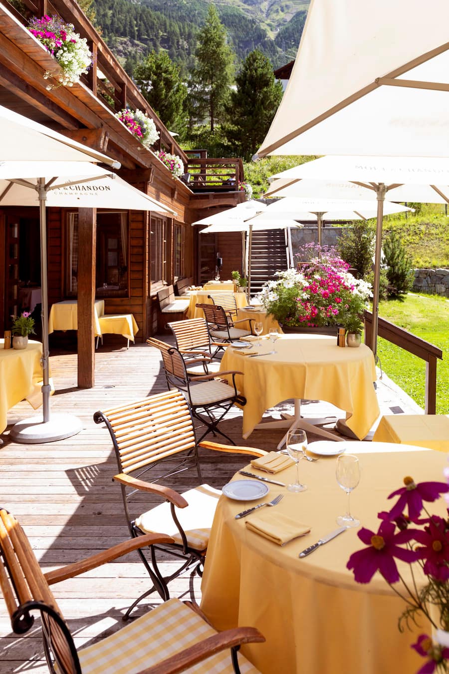 Heller checkt ein Kronenhof Pontresina Terrasse