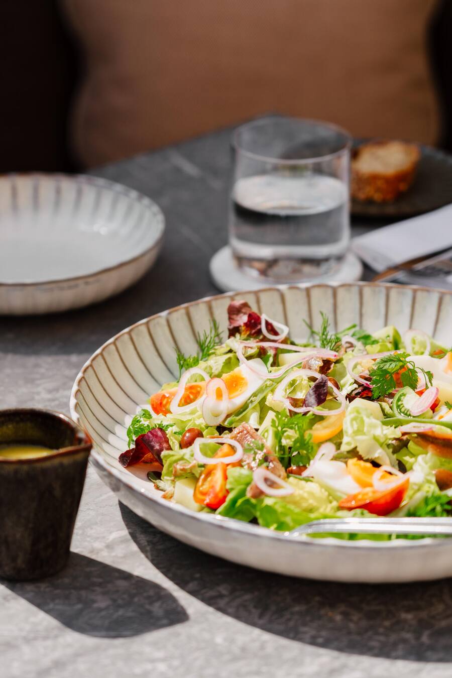 Gericht:Â SALADE NIÃOISE Ã LA FAÃON GRACE (to share) lettuce, eggs, heirloom, tomatoes, olives green beans, red onions, anchovies Food - Terrace - Grace St. Moritz - Summer 2024 - Copyright Olivia Pulver