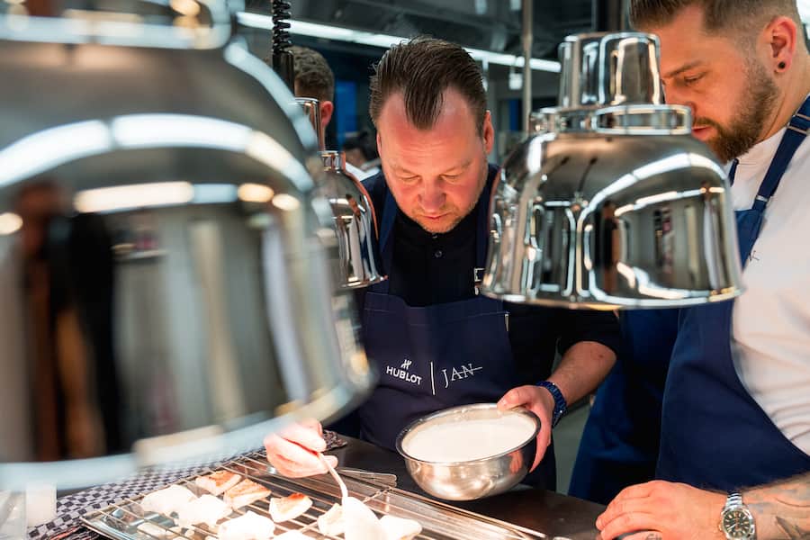 Jan Hartwig beim Anrichten