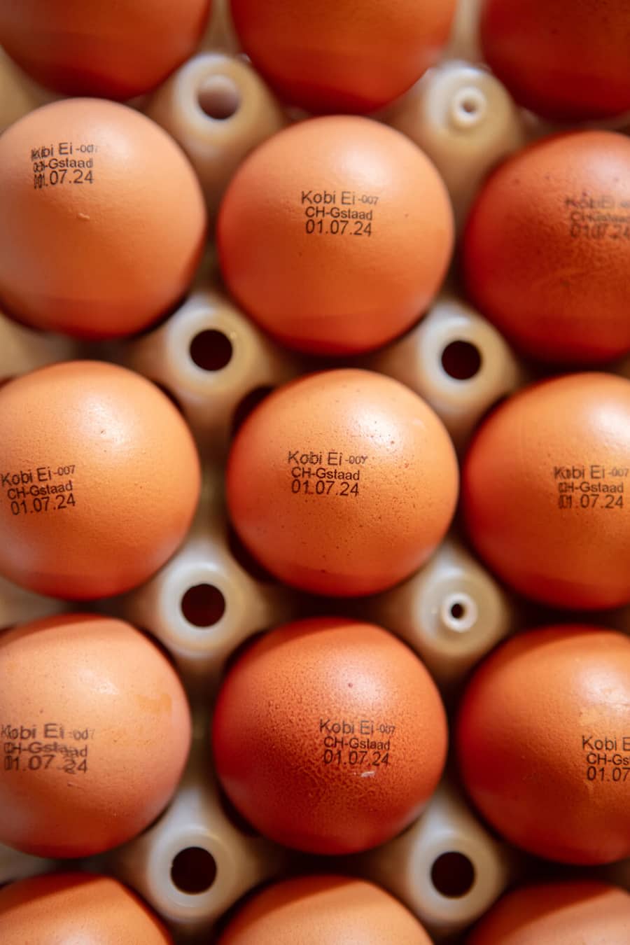 Die 800 Hühner legen täglich etwa 800 Eier. Das reicht für normalen Zeiten.