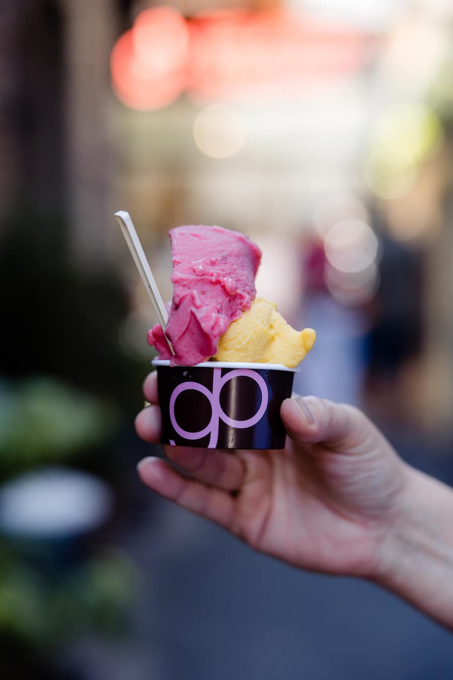 Meertrübeli und Mango, Gelateria di Berna, Bern, BE. 08. Juli 2024. Copyright: Roy Matter