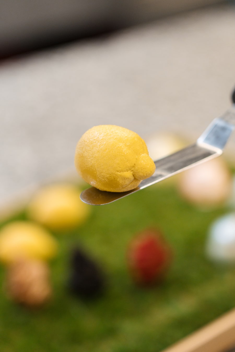 Nadine Wächter Moreno, Executive Chef bespricht die Desserts mit Michel Erpen, Executive Patissier - Grand Resort Bad Ragaz - Mai 2024 - Copyright Olivia Pulver