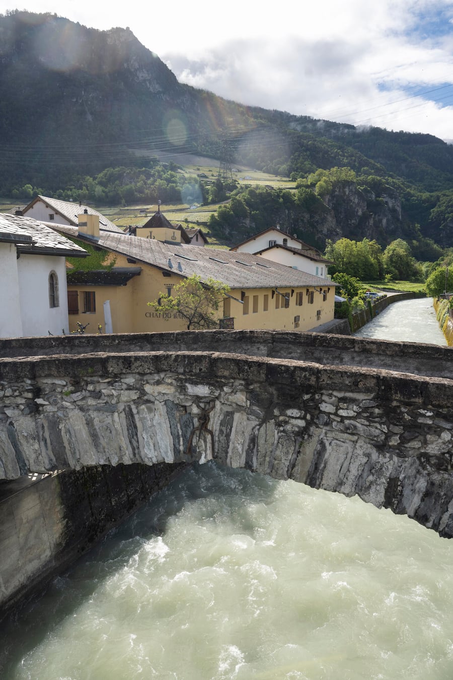 Die Kellerei in der ehemaligen Tuchfabrik am Fluss Borne in Bramois