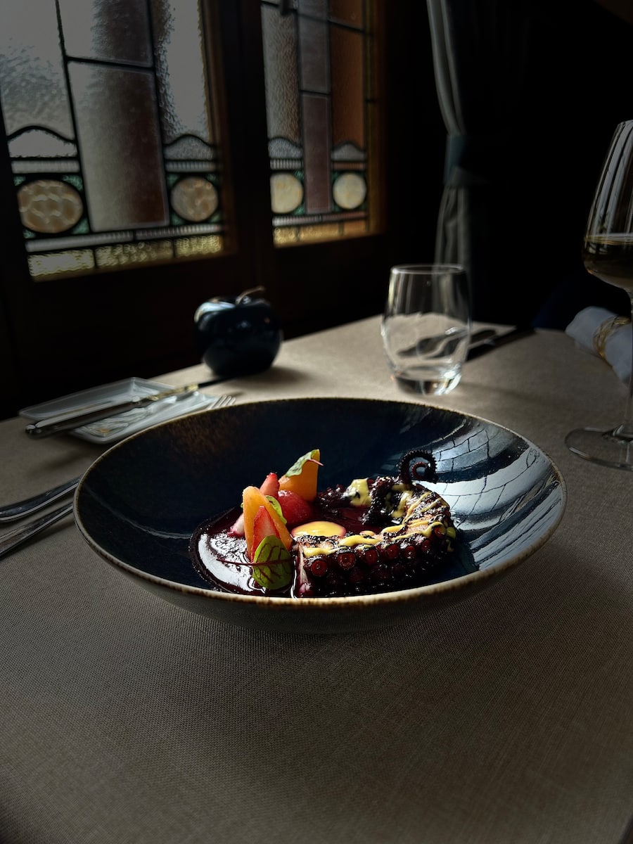 Poulpe rôti gaspacho de betterave