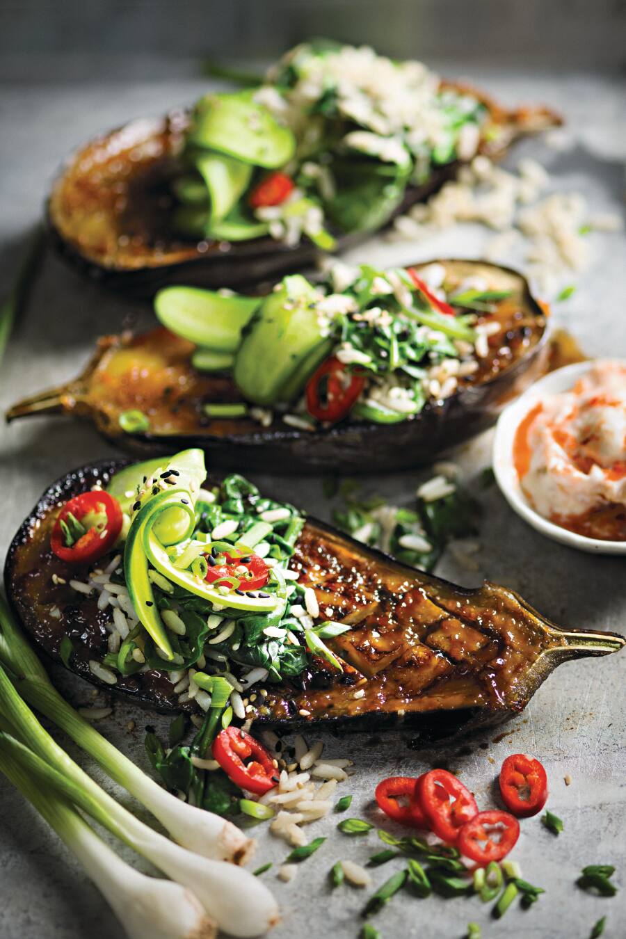 Miso-gegrillte Aubergine mit Kimchi Mayonnaise, Knaller Salate