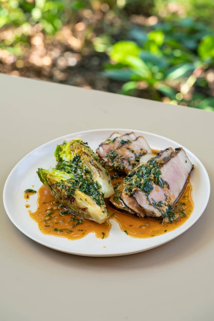 Restaurant Silex , George Tomlin , Zürich, kocht mit Big GreenEgg, Schweinefleisch von "Das Fleisch" mit Lattuga