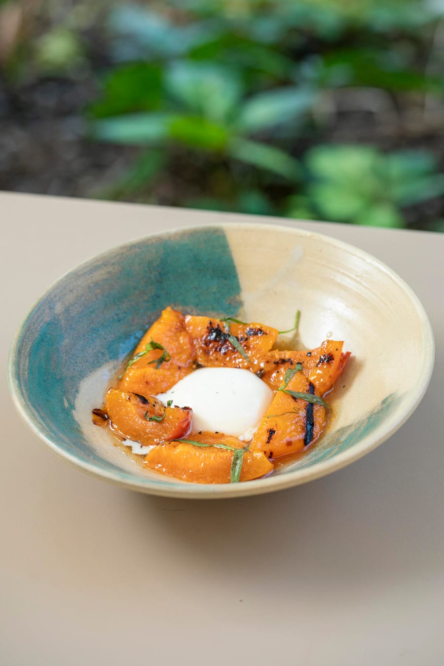 Restaurant Silex , George Tomlin , Zürich, kocht mit Big GreenEgg, Walliser Aprikosen mit Panna Cotta und Estragon